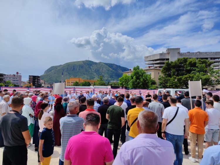 U Mostaru održani mirni protesti protiv uzurpacije vakufa Lakišića harema i nelegalne izgradnje Hrvatskog narodnog kazališta